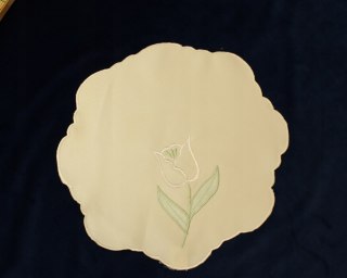 Serwetka serweta ecru krem satynowa haft tulipan śr. 25 cm do koszyczka