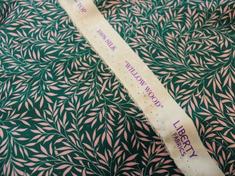 Satyna jedwabna listki na zieleni