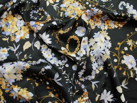 Satyna wiskozowa tkanina wiskoza kwiaty niebieskie żółte na czarnym