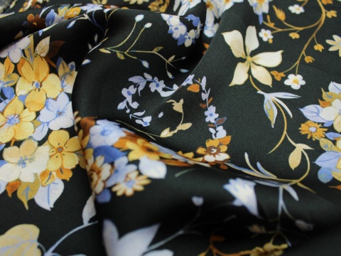 Satyna wiskozowa tkanina wiskoza kwiaty niebieskie żółte na czarnym