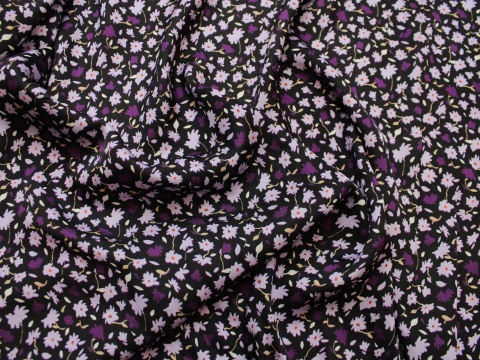Satyna wiskozowa tkanina wiskoza łączka fioletowa na czarnym