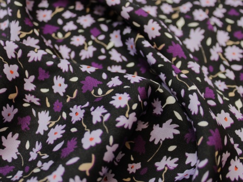 Satyna wiskozowa tkanina wiskoza łączka fioletowa na czarnym