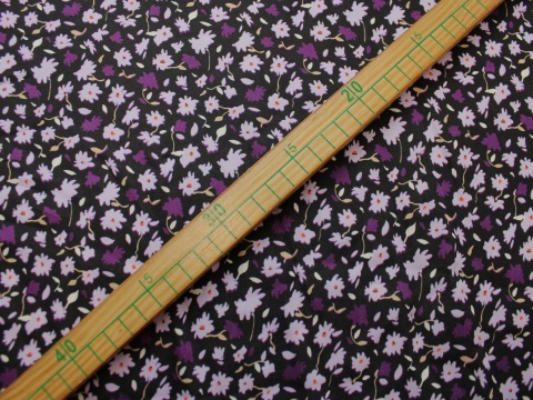 Satyna wiskozowa tkanina wiskoza łączka fioletowa na czarnym