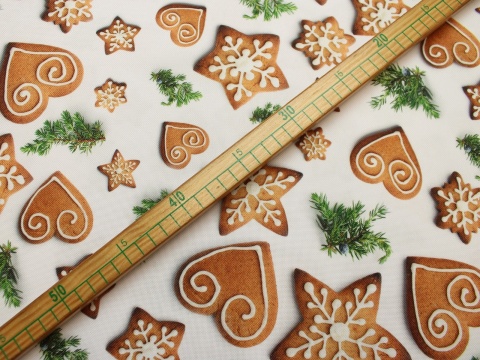 Tkanina obrusowa zasłonowa świąteczna pierniczki na białym