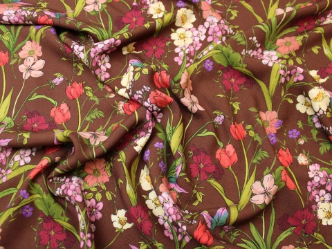 Tkanina wiskozowa wiskoza w kwiaty kolorowe na brązie łączka