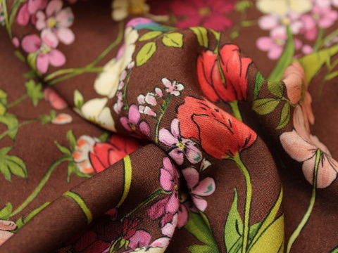 Tkanina wiskozowa wiskoza w kwiaty kolorowe na brązie łączka