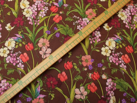 Tkanina wiskozowa wiskoza w kwiaty kolorowe na brązie łączka