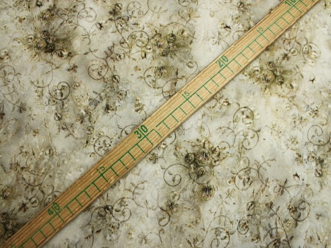 krepa jedwabna wzór drobny na beżu jedwab naturalny 100%