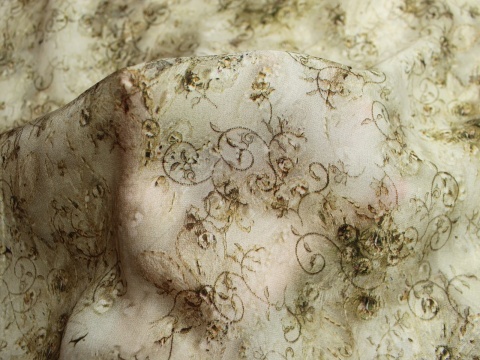 krepa jedwabna wzór drobny na beżu jedwab naturalny 100%