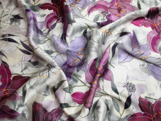 SATYNA JEDWABNA WZÓR KWIATY FIOLETOWE