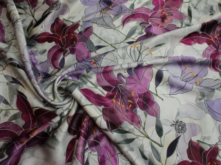 SATYNA JEDWABNA WZÓR KWIATY FIOLETOWE