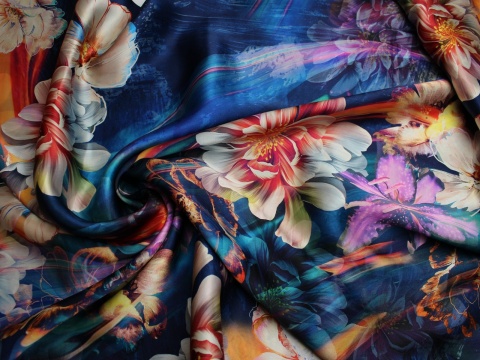 satyna jedwabna wzór kwiaty na granacie jedwab naturalny 100%