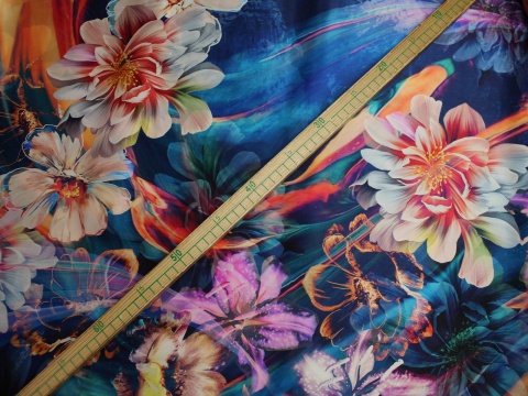 satyna jedwabna wzór kwiaty na granacie jedwab naturalny 100%