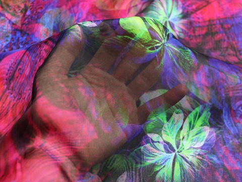 szyfon jedwabny kwiaty fluorescencyjne amarant limonka fiolet jedwab naturalny 100%