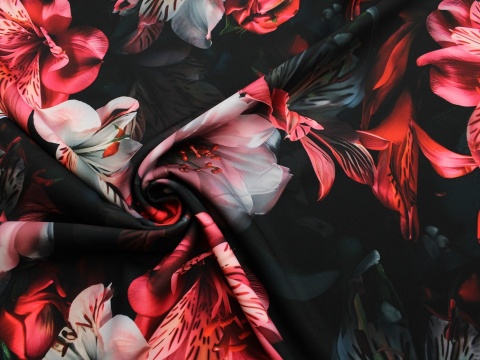 tkanina barbie duże kwiaty czerwone na czarnym tle