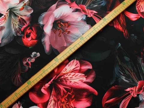 tkanina barbie duże kwiaty czerwone na czarnym tle