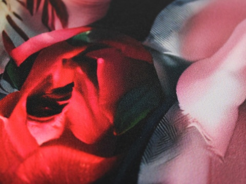 tkanina barbie duże kwiaty czerwone na czarnym tle