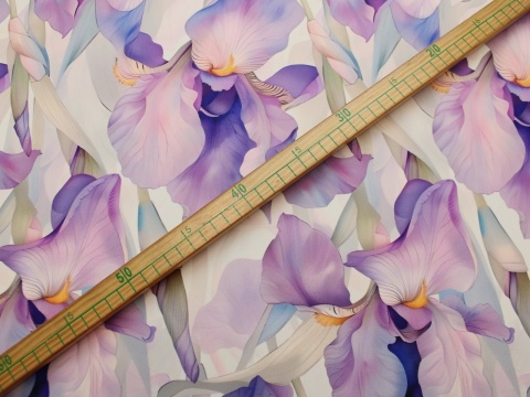 tkanina barbie kwiaty fioletowe mieczyki na jasnym tle