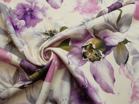 tkanina barbie kwiaty fioletowe na kremowym tle