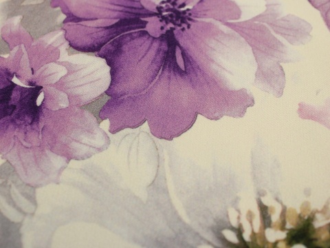 tkanina barbie kwiaty fioletowe na kremowym tle