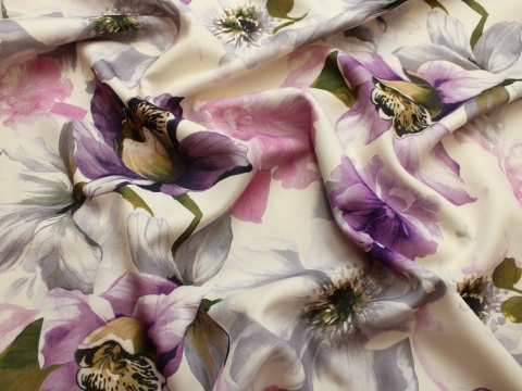 tkanina barbie kwiaty fioletowe na kremowym tle