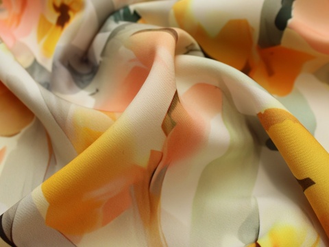 tkanina barbie kwiaty żółto-pomarańczowe na jasnym tle