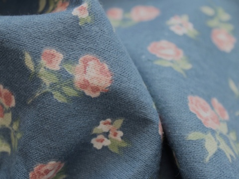 tkanina flanela bawelniana poscielowa na metry łączka różowa na szarym