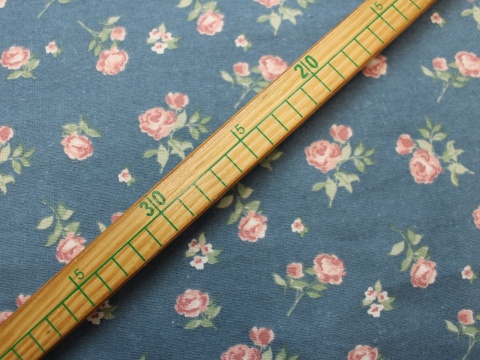 tkanina flanela bawelniana poscielowa na metry łączka różowa na szarym