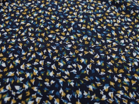 tkanina wiskozowa wiskoza wzór drobny listki na granacie